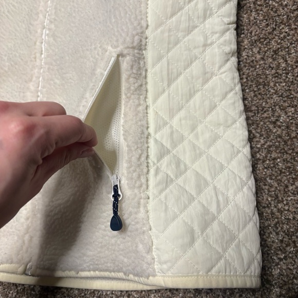 Vineyard Vines Women's Ivory Quilted Vest XS - Picture 6 of 13